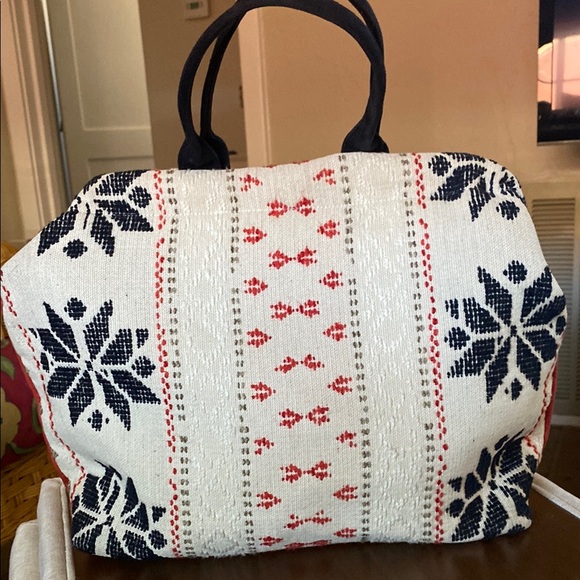 Atenti Handbags - Elegant Black and Red Tote with Nordic Flair